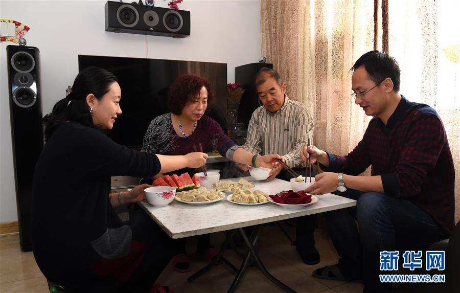 2月6日,徐超(左一)与家人一起吃饺子 新华社发(任超摄)