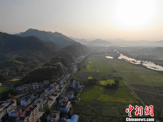 赣东北静谧乡村晨景如画