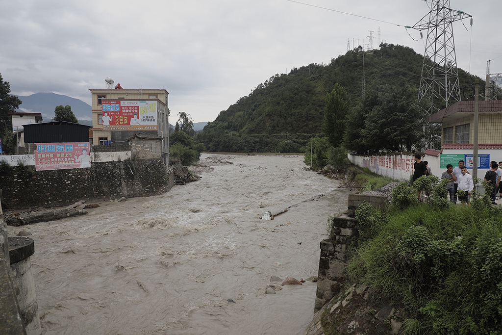 四川冕宁特大暴雨 抗洪救灾有序进行中