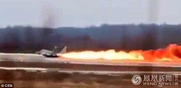 白俄罗斯一战机起火 尾部喷出火花随后发生爆炸