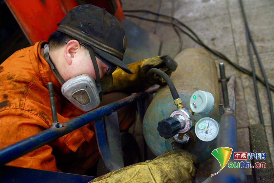 工作前,电焊工要认真检查气瓶,氧气管路,氧割枪及焊把等工具是否