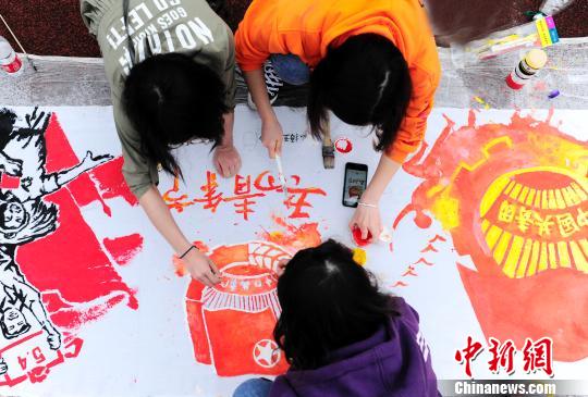 大学生手绘画卷致敬五四运动100周年