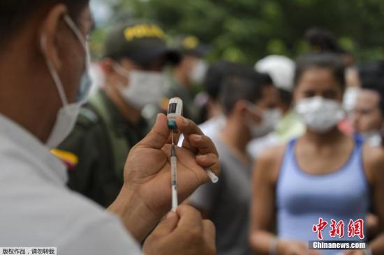 医务人员准备注射疫苗。哥伦比亚总统桑托斯指出，泥石流造成的失踪人员总数估计超过450人。桑托斯宣布哥伦比亚全国进入公共卫生安全紧急状态。他表示，将在莫科阿市展开一项公共卫生和注射疫苗的行动，以防范可能暴发的疫情。