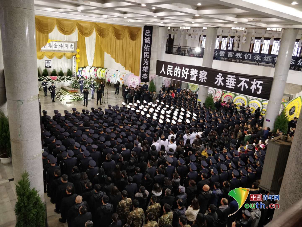 追悼会现场众人寄托哀思