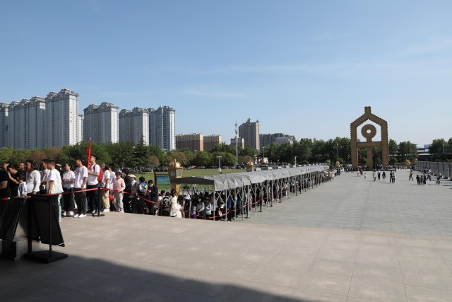 “五一”期间，中国文字博物馆外游客有序排队。中国文字博物馆供图