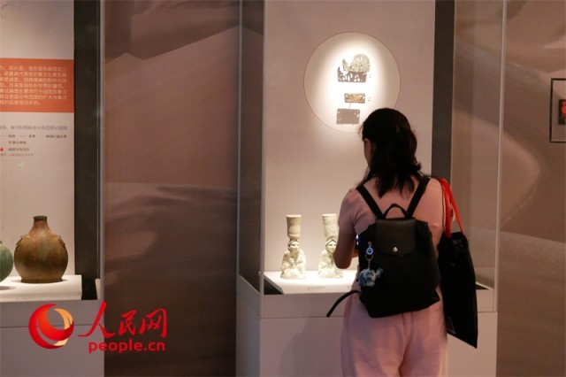 观众正在陕西历史博物馆秦汉馆内参观。人民网记者 韦衍行摄