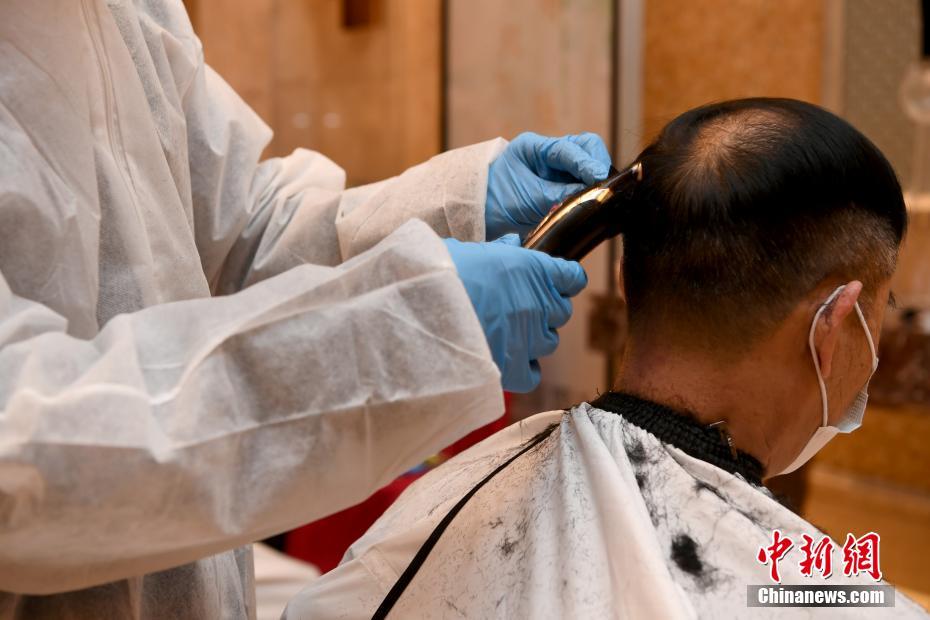 武汉理发师志愿者为医疗队免费剪发