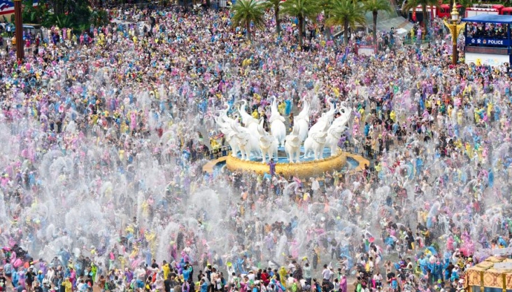 庆祝泼水节.jpg