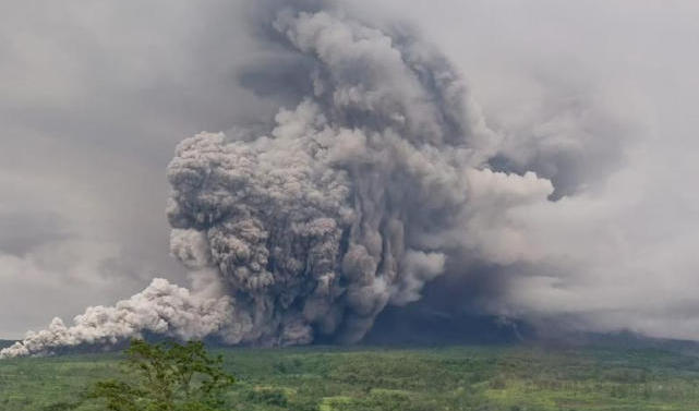 印尼塞梅鲁火山喷发 警戒级别提至最高.jpg