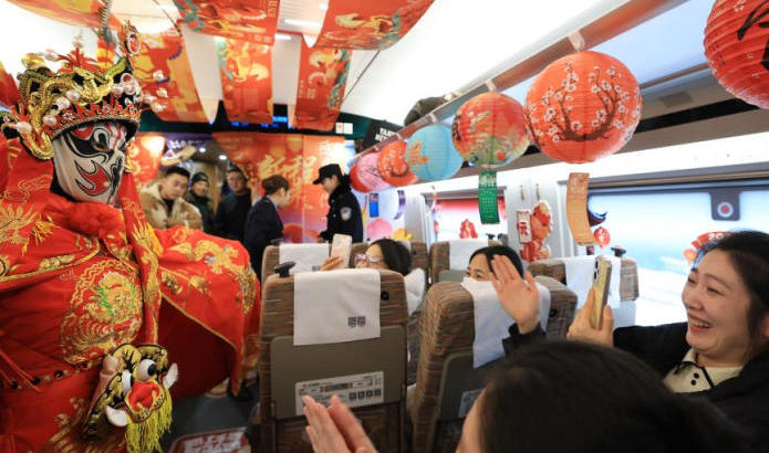 高铁闹元宵 旅途温情浓.jpg