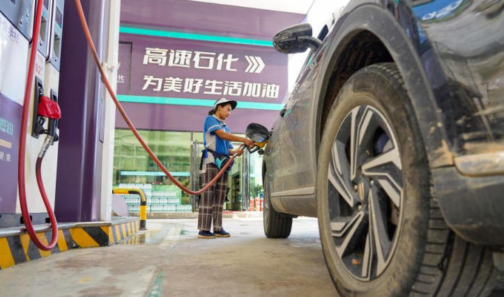汽柴油价格“三连降” 为近6年最大降幅.jpg