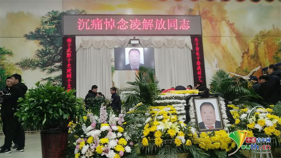 12月19日上午,著名作家二月河先生的追悼会在河南省南阳市殡仪馆举行