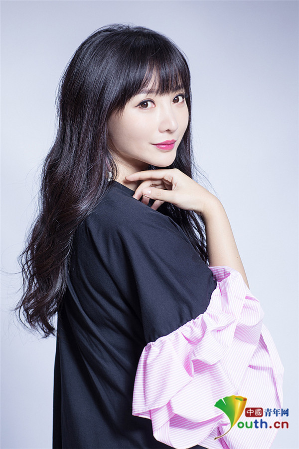 柳岩粉色写真肤白貌美自曝现实生活很害羞没安全感
