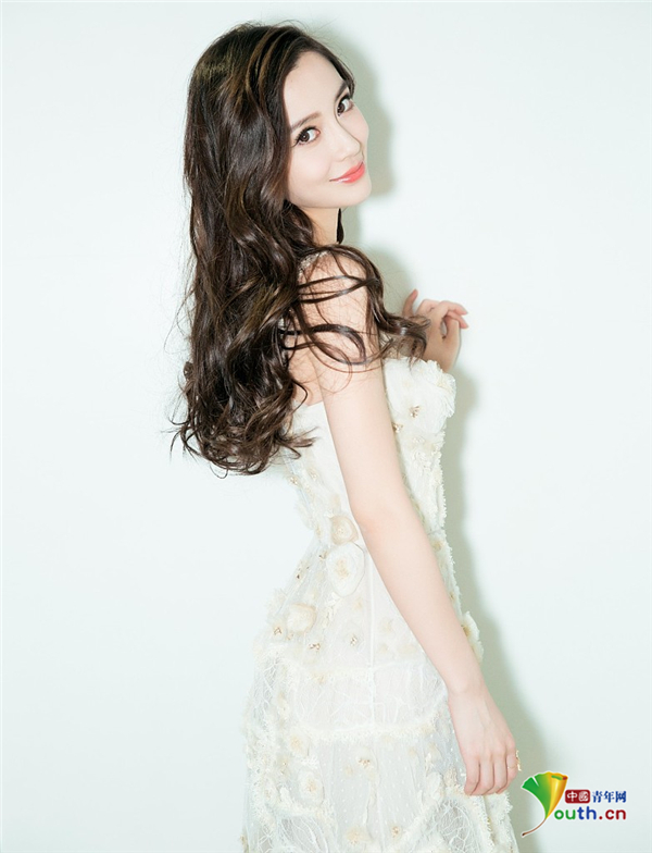 angelababy立体花朵裙亮相 性感迷人宛若仙女