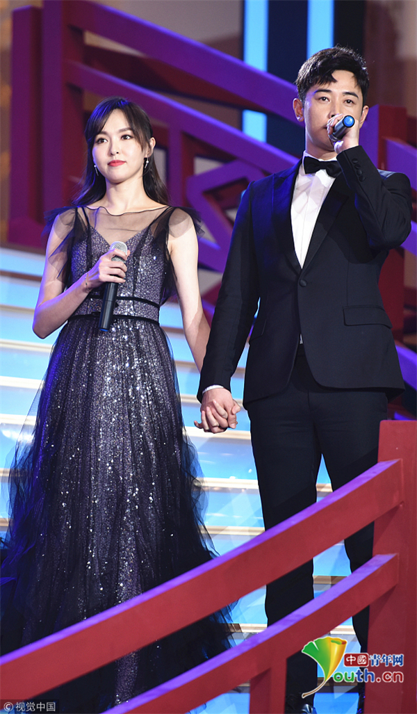 唐嫣与罗晋甜蜜献唱 获牵手下台阶不见小蛮腰