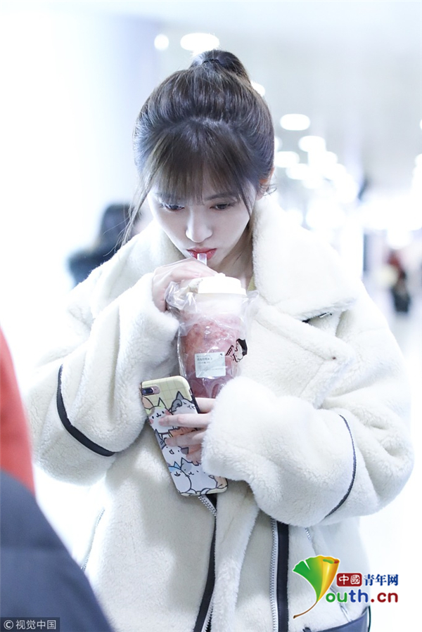 鞠婧祎机场买奶茶画风超甜 马尾刘海造型清纯可人