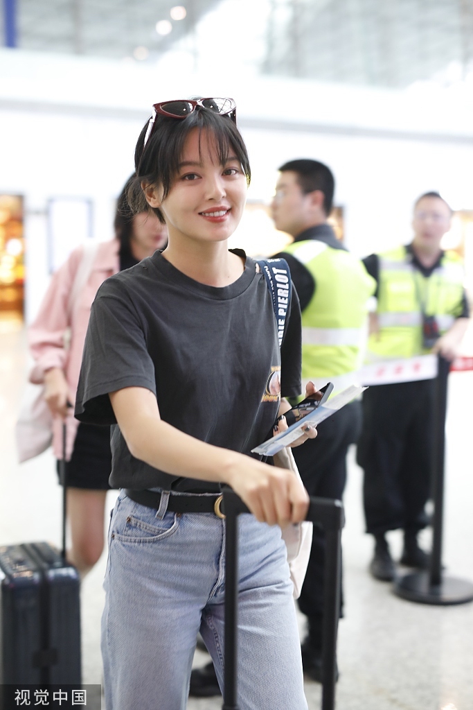 辛芷蕾不惧气温骤降穿短袖 头戴墨镜酷酷现身心情好