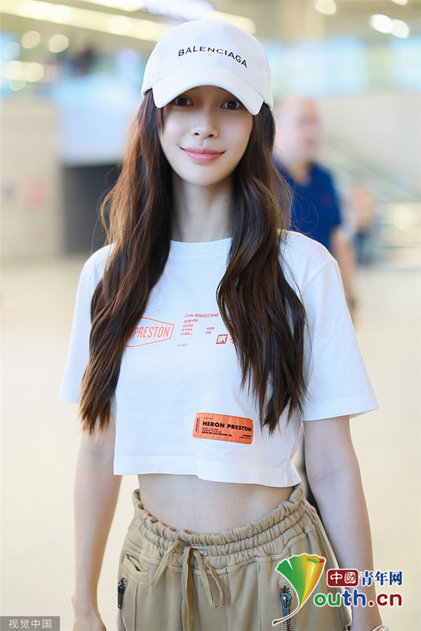 angelababy穿白t配卡其长裤秀蛮腰 对镜比v娇笑