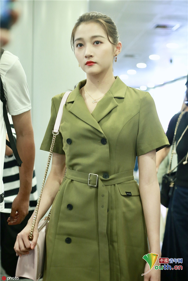 关晓彤穿墨绿衬衫裙气场全开 脚踩马丁靴更显气质