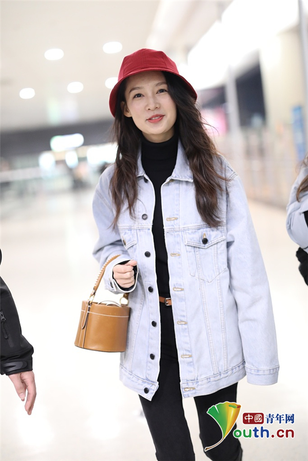 李沁穿牛仔外套现身 戴小红帽清新可爱