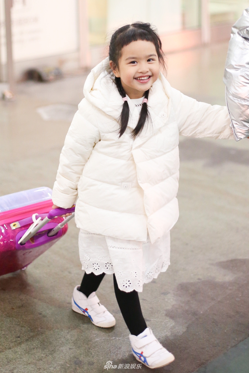 包文婧牵女儿赶路欢脱嬉闹 包可艾亲自拉行李乖巧懂事