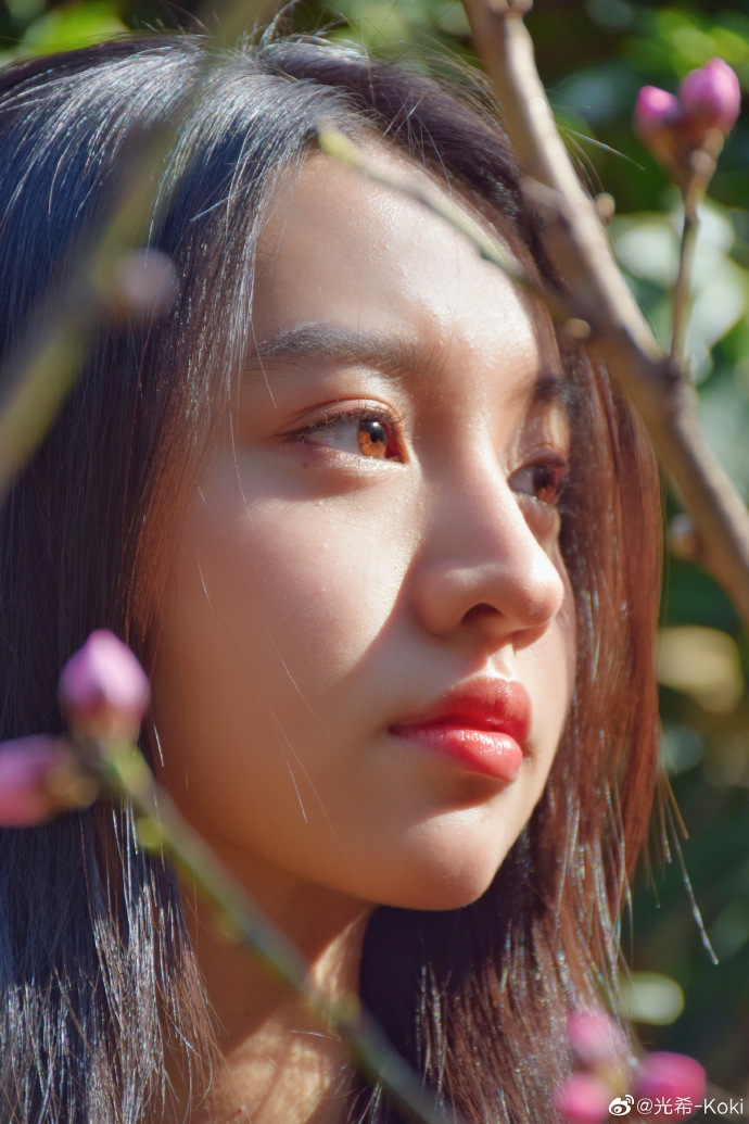 木村光希分享初春美照 徜徉花间侧颜温柔清丽