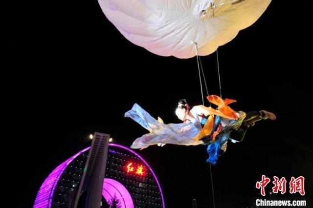 演员表演高空特技——“嫦娥奔月” 高龙安 摄