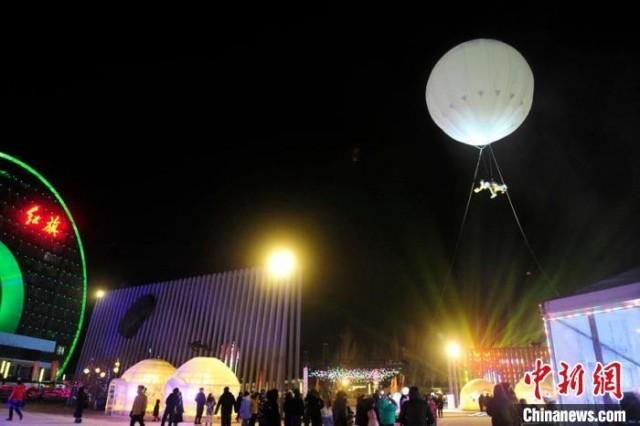 “嫦娥奔月”表演引来众多游客观赏 高龙安 摄