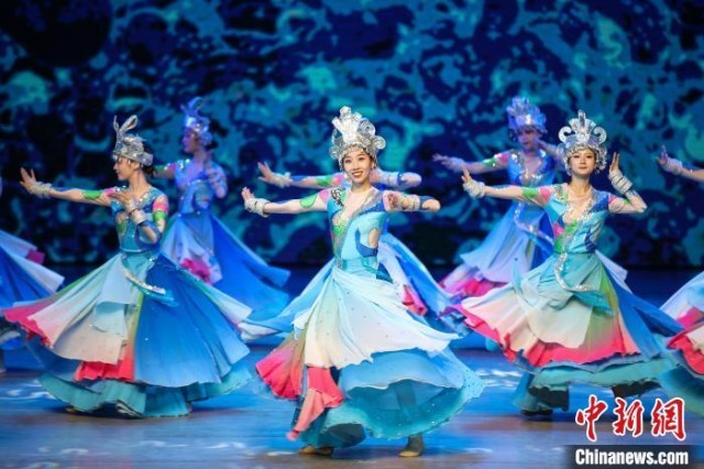 《多彩贵州风》舞蹈“水姑娘”。　瞿宏伦 摄