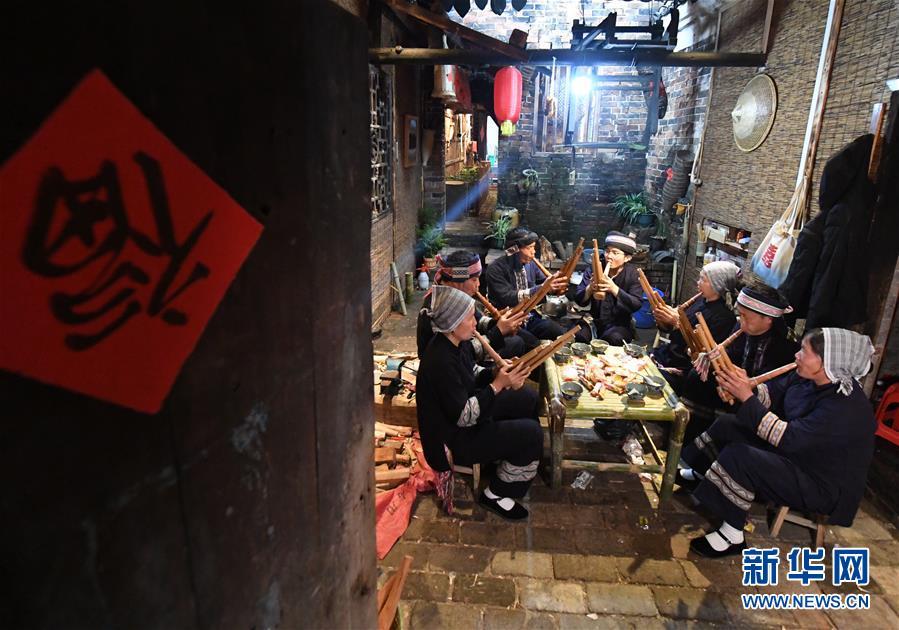 在广西富川瑶族自治县葛坡镇青山脚村,徐维生(左一)和瑶族古文化艺术