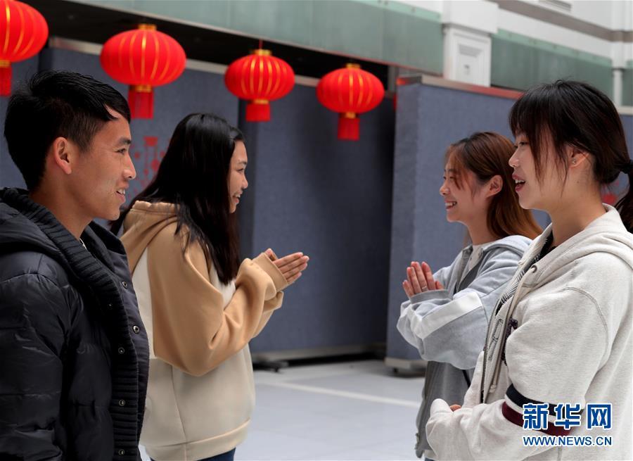 双方用老挝人的习惯手势打招呼.