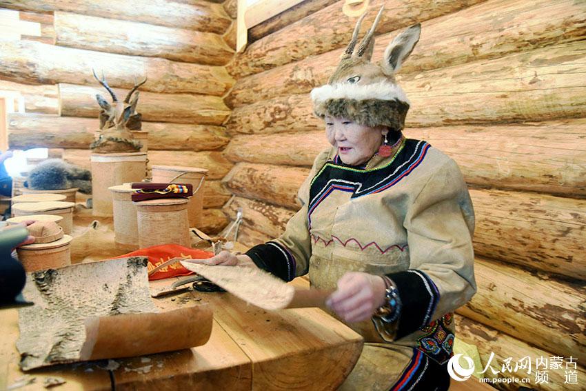 非遗传承人正在进行桦树皮工艺品制作