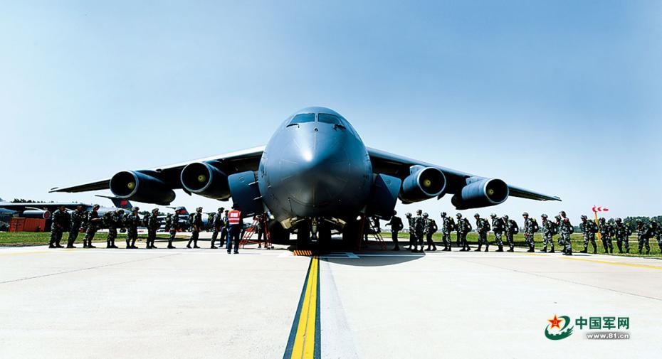 闫星星 韩成 摄影报道 图片来源:中国军网   凌晨5时,某军用机场,数架