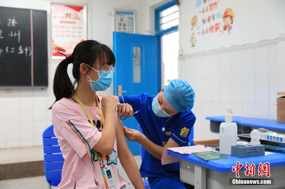 探访郑州青少年新冠疫苗接种现场