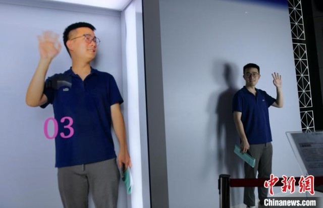 记者在体验人像复刻机。　张娅子 摄