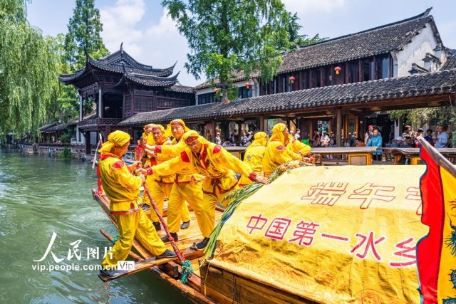 6月8日，江苏省昆山市，游客在周庄古镇观看摇快船，喜迎端午佳节。