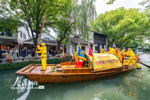 6月8日，江苏省昆山市，游客在周庄古镇观看摇快船，喜迎端午佳节。