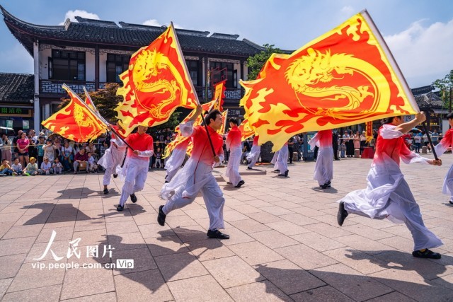 6月8日，江苏省昆山市，游客在周庄古镇观看武术表演，喜迎端午佳节。