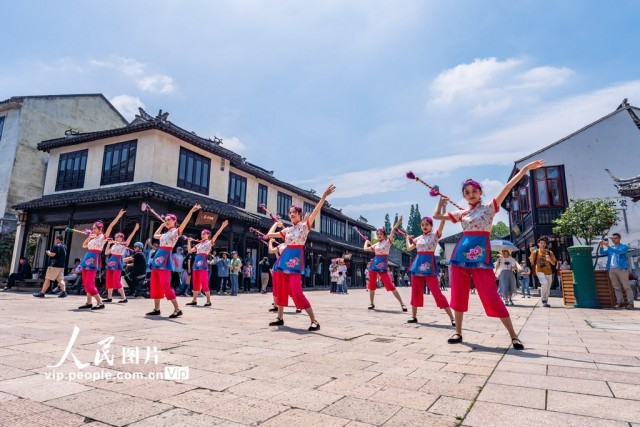 6月8日，江苏省昆山市，游客在周庄古镇观看打连厢，喜迎端午佳节。