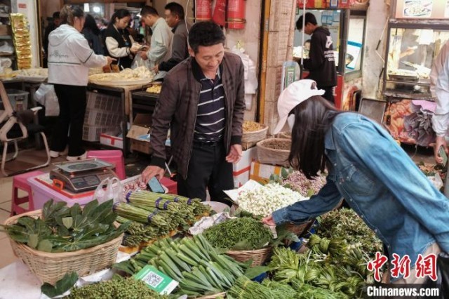 云南昆明：端午假期打卡菜市寻美食