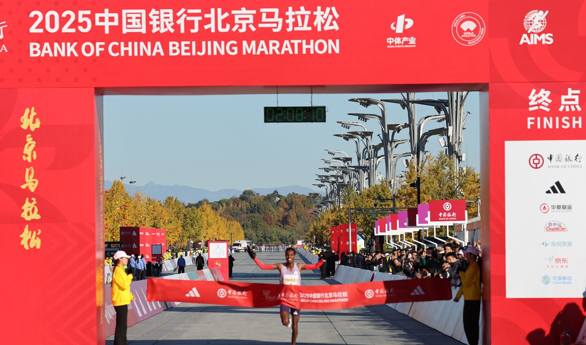 最快2小时8分！埃塞俄比亚选手包揽2025北京马拉松男女组冠军.jpg