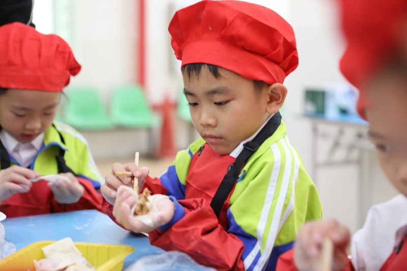 孩子们学习包饺子。人民网 符武平摄