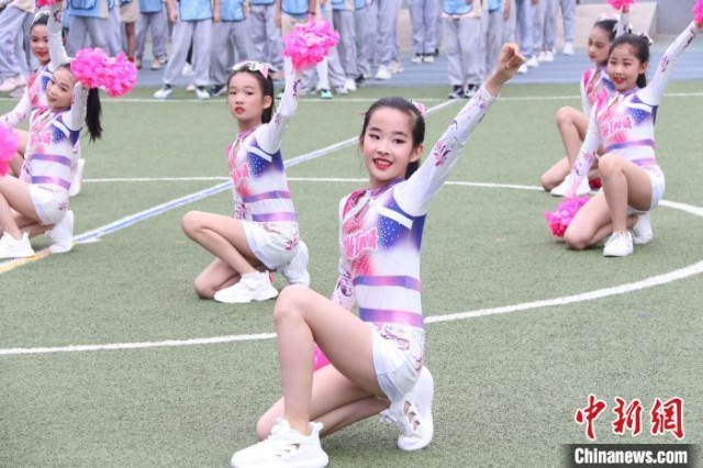 活动中，北京市海淀区双榆树第一小学举办全员运动会，学校相关负责人表示，要以“小项目呈现大乐趣” 北京市学校体育联合会 供图