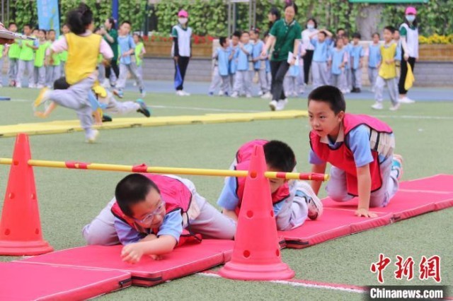 北京市海淀区双榆树第一小学参加本次展示活动，图为该校学生参与全员运动会 北京市学校体育联合会 供图