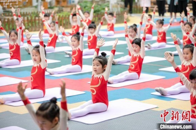 中国科学院第三幼儿园展示活动的主题为“科学运动，健康成长”，图为孩子们展示素质操、器械操等 北京市学校体育联合会 供图