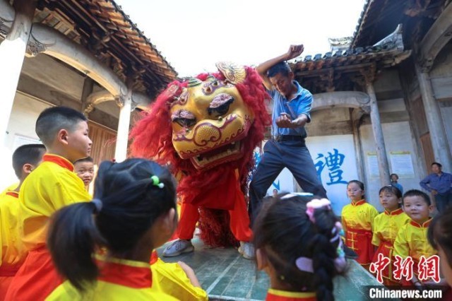 安徽黄山：学非遗舞狮过快乐暑假