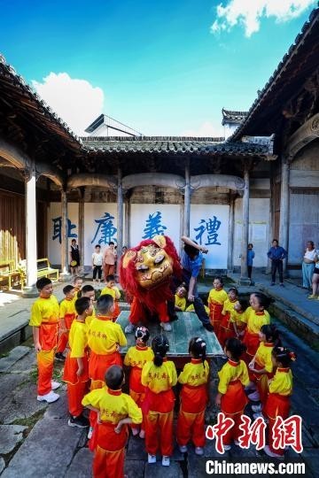 非遗传承人在安徽省黄山市歙县杞梓里镇英坑村的祠堂里指导孩子们学习当地非遗文化项目——英坑舞狮。　樊成柱 摄