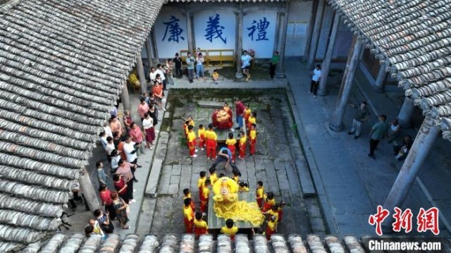 非遗传承人在安徽省黄山市歙县杞梓里镇英坑村的祠堂里指导孩子们学习当地非遗文化项目——英坑舞狮。　樊成柱 摄