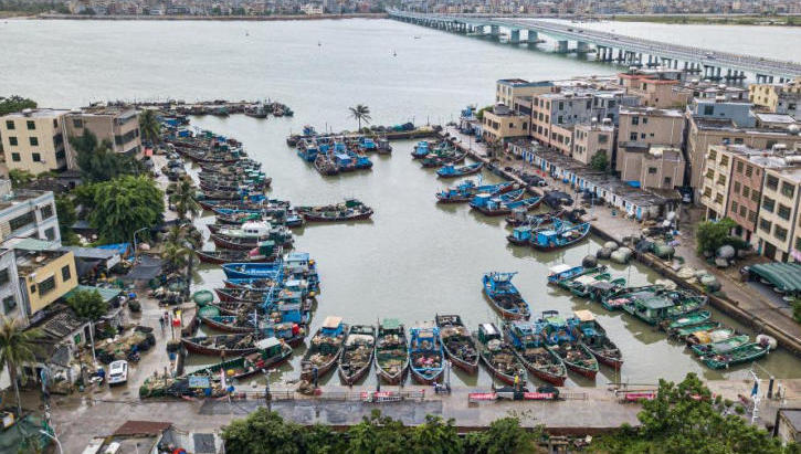 海南：伏季休渔结束 渔船避风暂缓出海.jpg