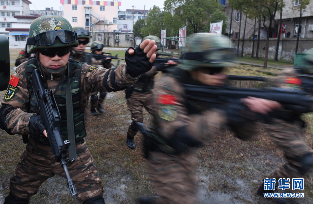 1月16日,武警安徽总队合肥支队特战中队官兵在特种战术训练中快速出击